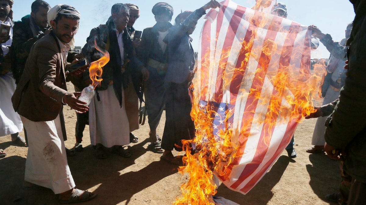 Houthis burn flag